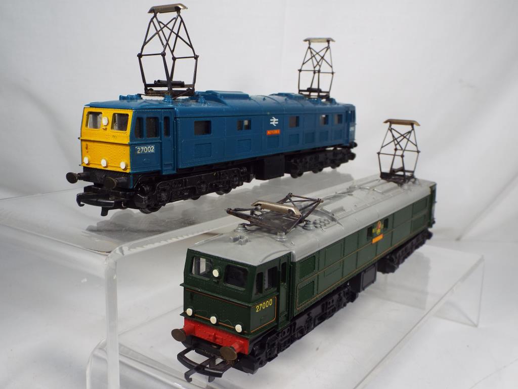 Model Railways - Tri-Ang OO gauge two unboxed Class 77 electric locomotives in BR Green and BR - Image 2 of 2