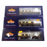 Bachmann - three Pullman carriages # 39-280, 39-300 and 39-320,