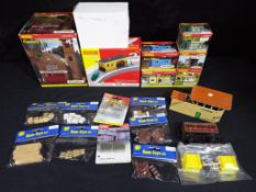 Model Railways - a good mixed lot of Hornby OO gauge predominantly scenics comprising R8757, R8626,