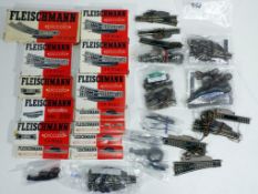 Model Railways - Fleischmann - thirteen boxed N gauge points and a quantity of unboxed points by