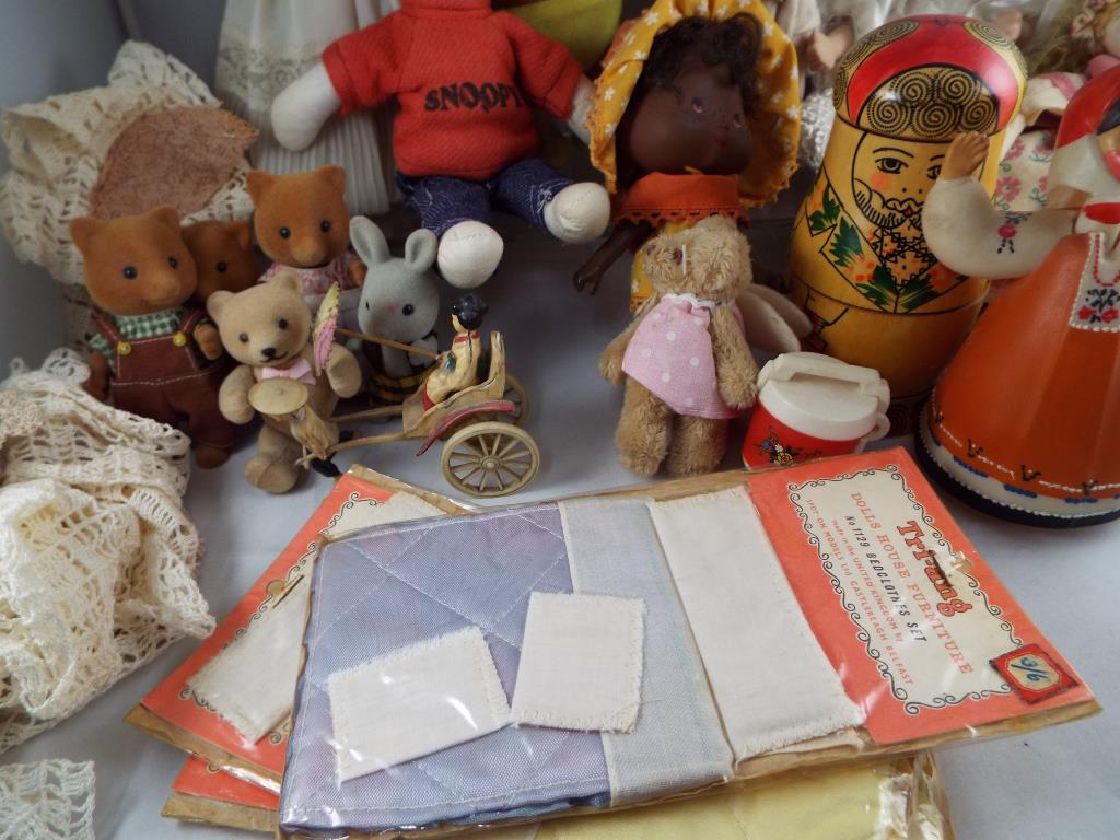 A good mixed collection of vintage dolls to include a plastic Kewpie doll, - Image 4 of 4