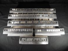 Model Railways - O gauge six metal coach bodies appear to be in excellent to near mint condition,