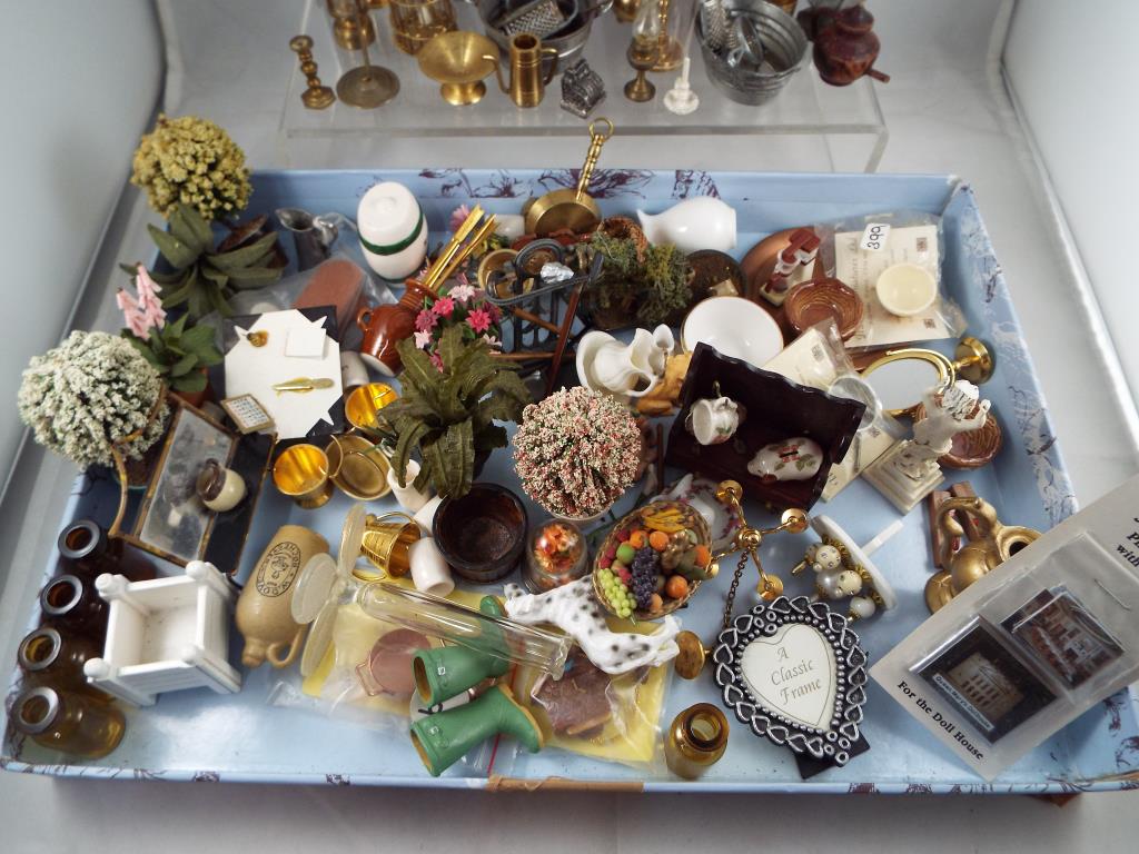 Dolls House accessories - in excess of 50 quality miniature dolls house accessories to include a - Image 2 of 3