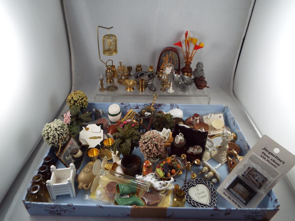 Dolls House accessories - in excess of 50 quality miniature dolls house accessories to include a