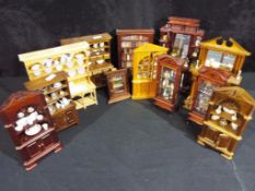 Dolls House Accessories - a collection of twelve good quality doll's house accessories comprising