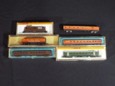 Model Railways - Arnold and Con-Cor N gauge - two locomotives and four coaches predominantly boxed,