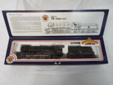 Bachmann Branch-Line - an OO scale Gresley V2 class 2-6-2 locomotive with tender, op no 60903,