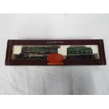 Hornby Top Link - an OO scale model locomotive and tender, 4-6-0 LNER green livery,