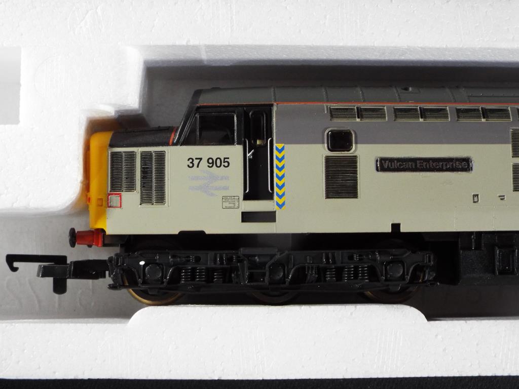 Model Railways - Lima OO gauge - two Class 37 diesels comprising Op. No. - Image 2 of 2