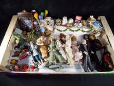 Dolls House Accessories - a collection of good quality dolls house accessories to include eight