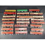 Model railways - Hornby Dublo - 25 unboxed OO gauge coaches in playworn condition.