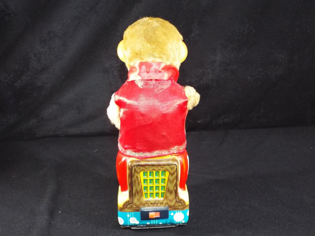 Cragston Japanese unboxed battery operated tin plate monkey, - Image 2 of 2