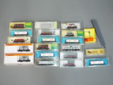 Minitrix, Arnold, Rivarossi & other - 18x N gauge railway wagons in Very Good original boxes,