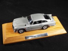 Danbury Mint - A boxed diecast 1:24 scale James Bond 007 Aston Martin DB5 by Danbury Mint.