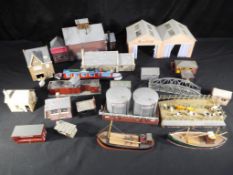 Dapol & others - A mixed lot of OO gauge scenics to include, buildings, boats and similar,