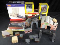 Bachmann, Hornby & other - A mixed lot of scenics predominately unboxed, includes Scenix EM6113 x3,