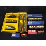 Hornby - A Hornby Dublo train set # G16 Tank Goods Set (lacking box lid) and four pieces of Hornby