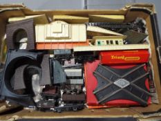 Model Railways - a good mixed lot of Hornby and Tri-ang to include rolling stock,