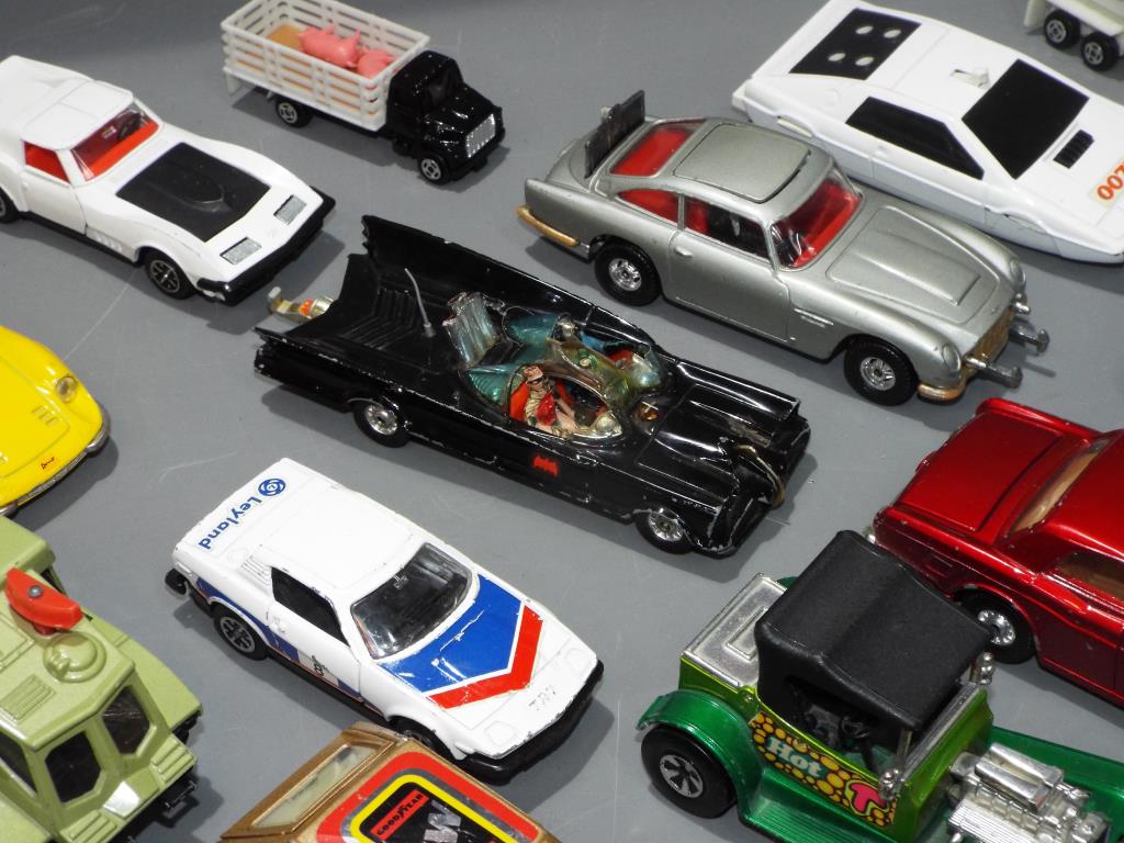 A small collection of diecast motor model vehicles to include Corgi, Batmobile, James Bond cars, - Image 3 of 3