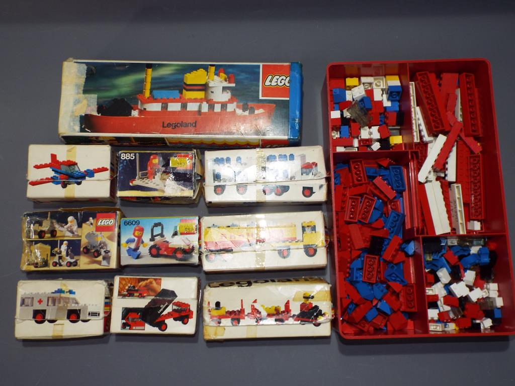 Lego - a quantity of boxed and loose Lego kits to include Legoland Boats, 6821, 606, 600, 6609, 885,