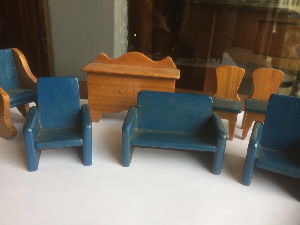 COLLECTION OF DOLLS HOUSE FURNITURE - Image 4 of 5