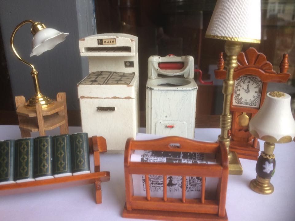 COLLECTION OF DOLLS HOUSE FURNITURE