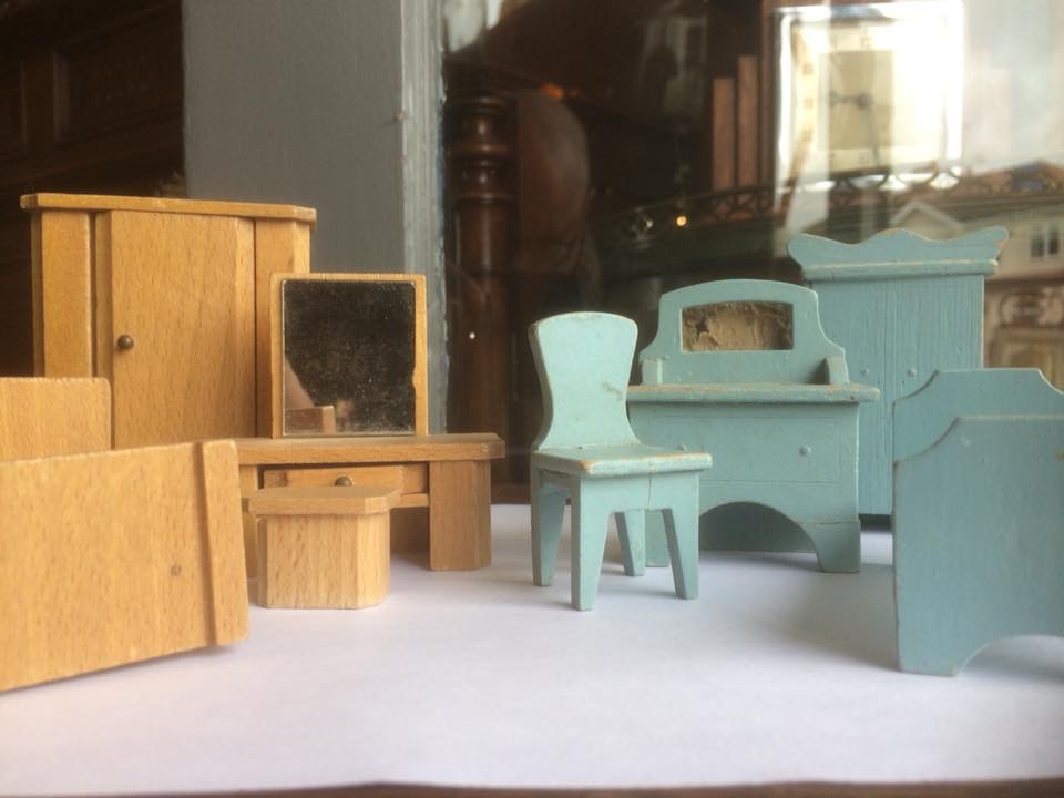 COLLECTION OF DOLLS HOUSE FURNITURE - Image 3 of 5