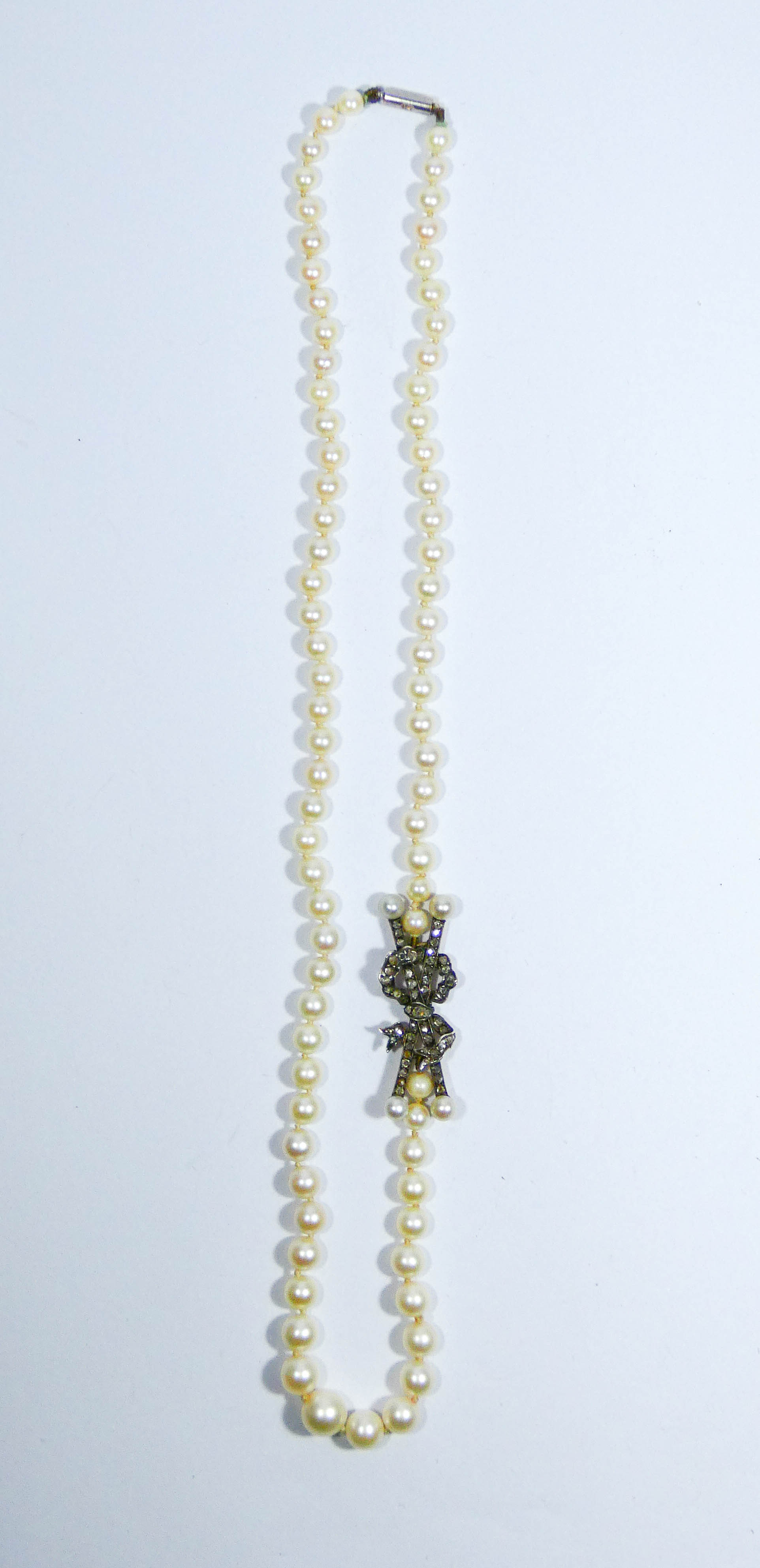 1930's graduated row of cultured pearls with stylish rose cut diamond bow set to the side. - Image 7 of 7