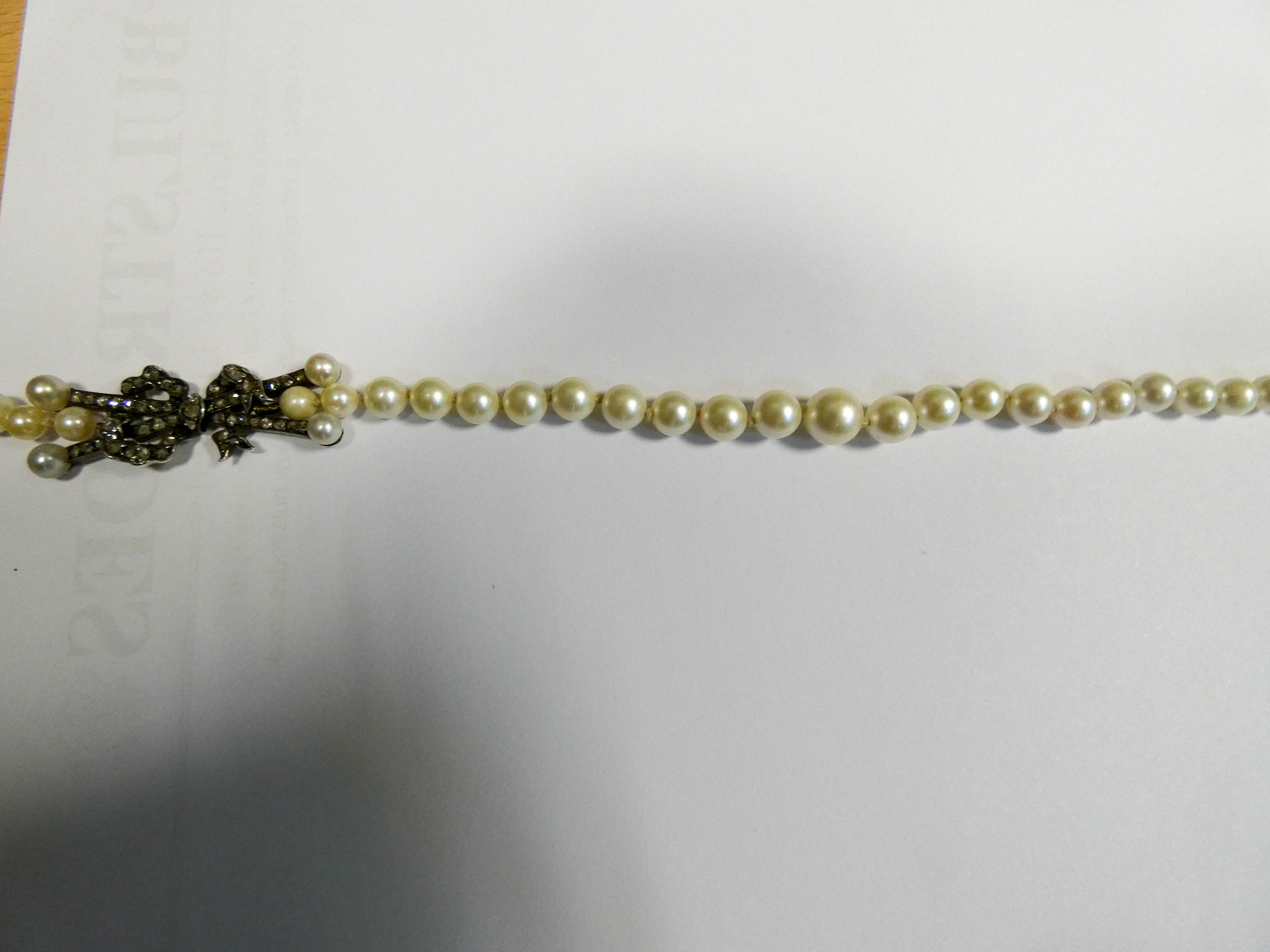 1930's graduated row of cultured pearls with stylish rose cut diamond bow set to the side. - Image 2 of 7