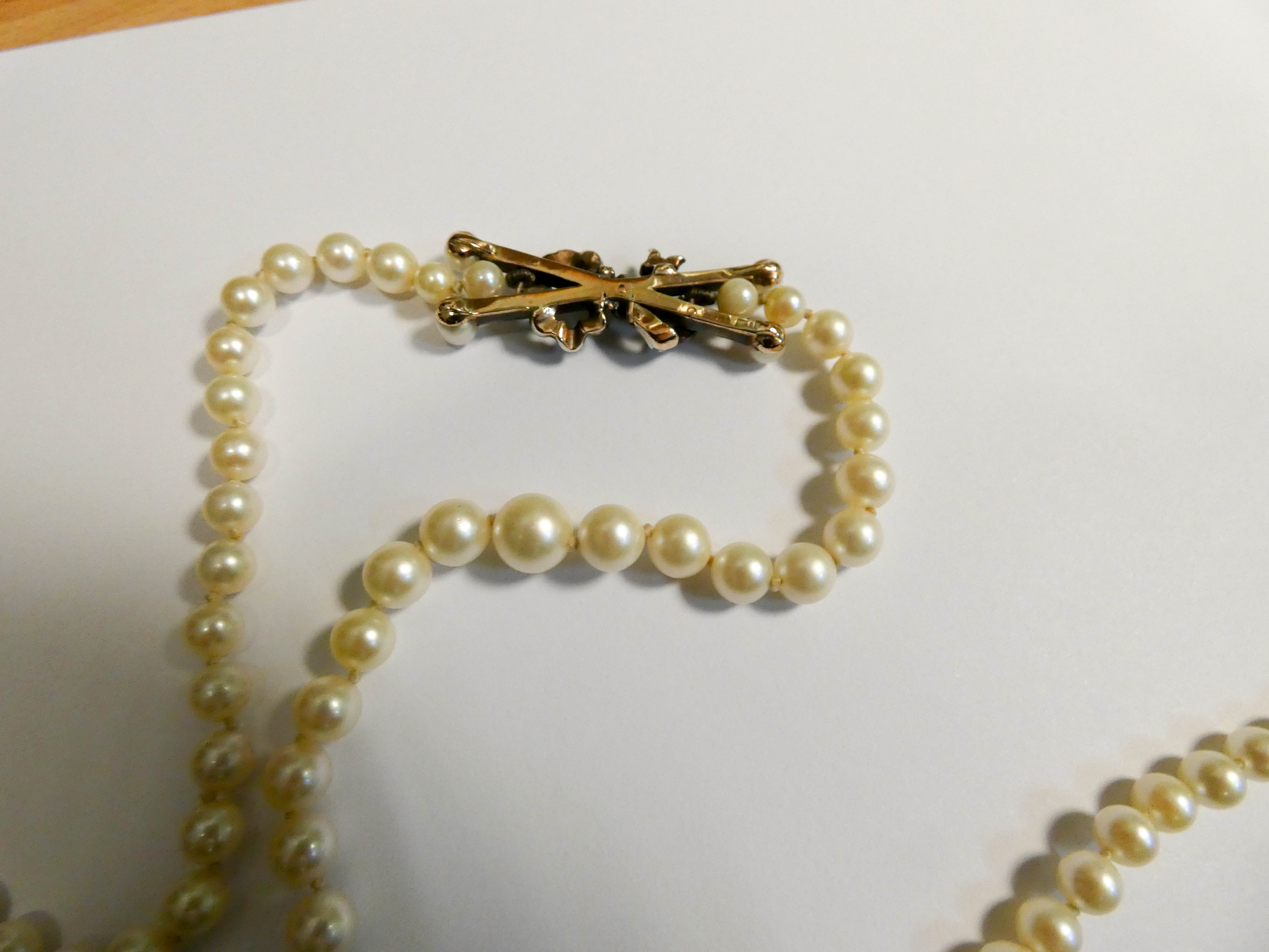 1930's graduated row of cultured pearls with stylish rose cut diamond bow set to the side. - Image 5 of 7