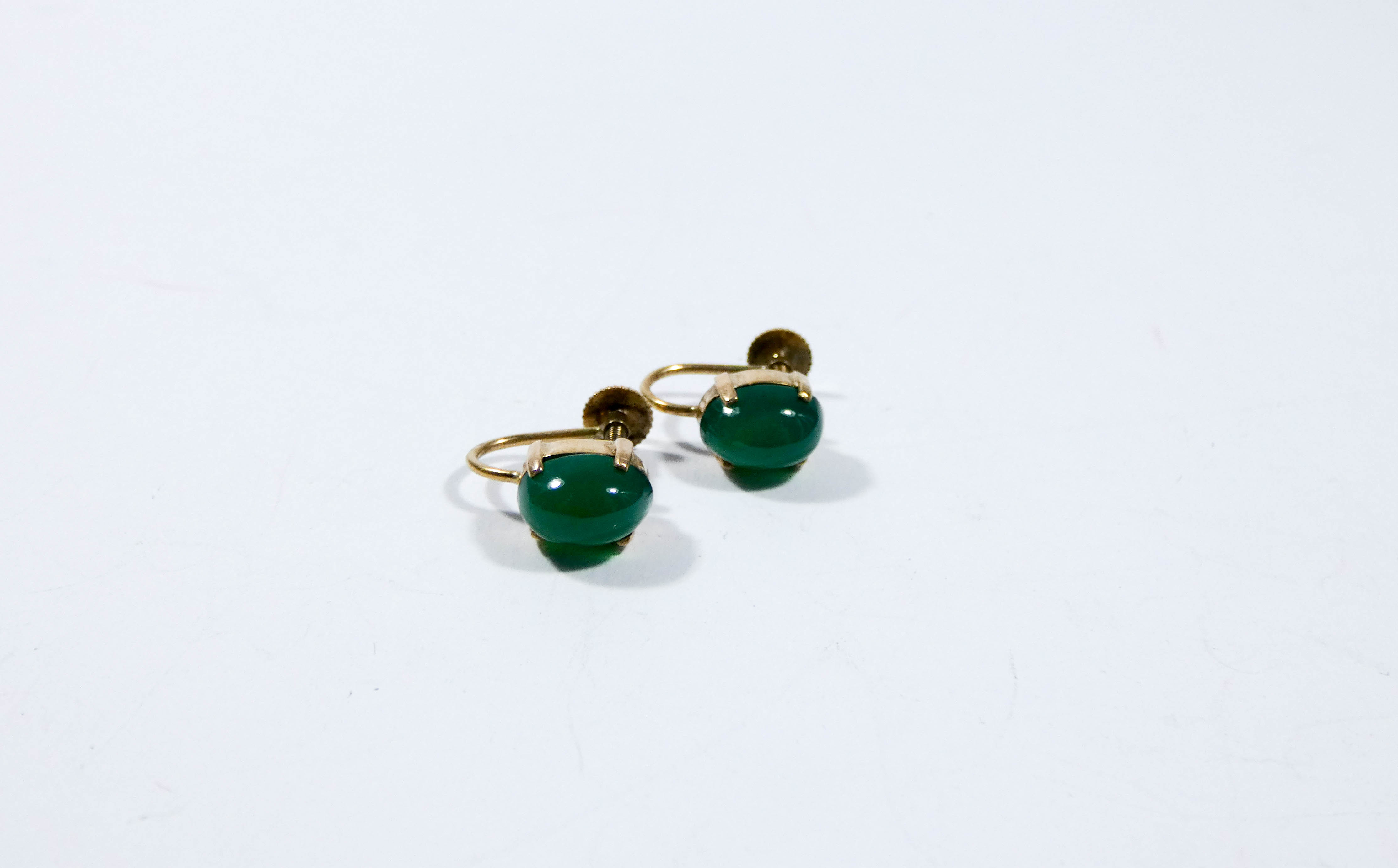 Three pairs of earrings to include green chalcedony screw fitting vintage earrings, - Image 4 of 5
