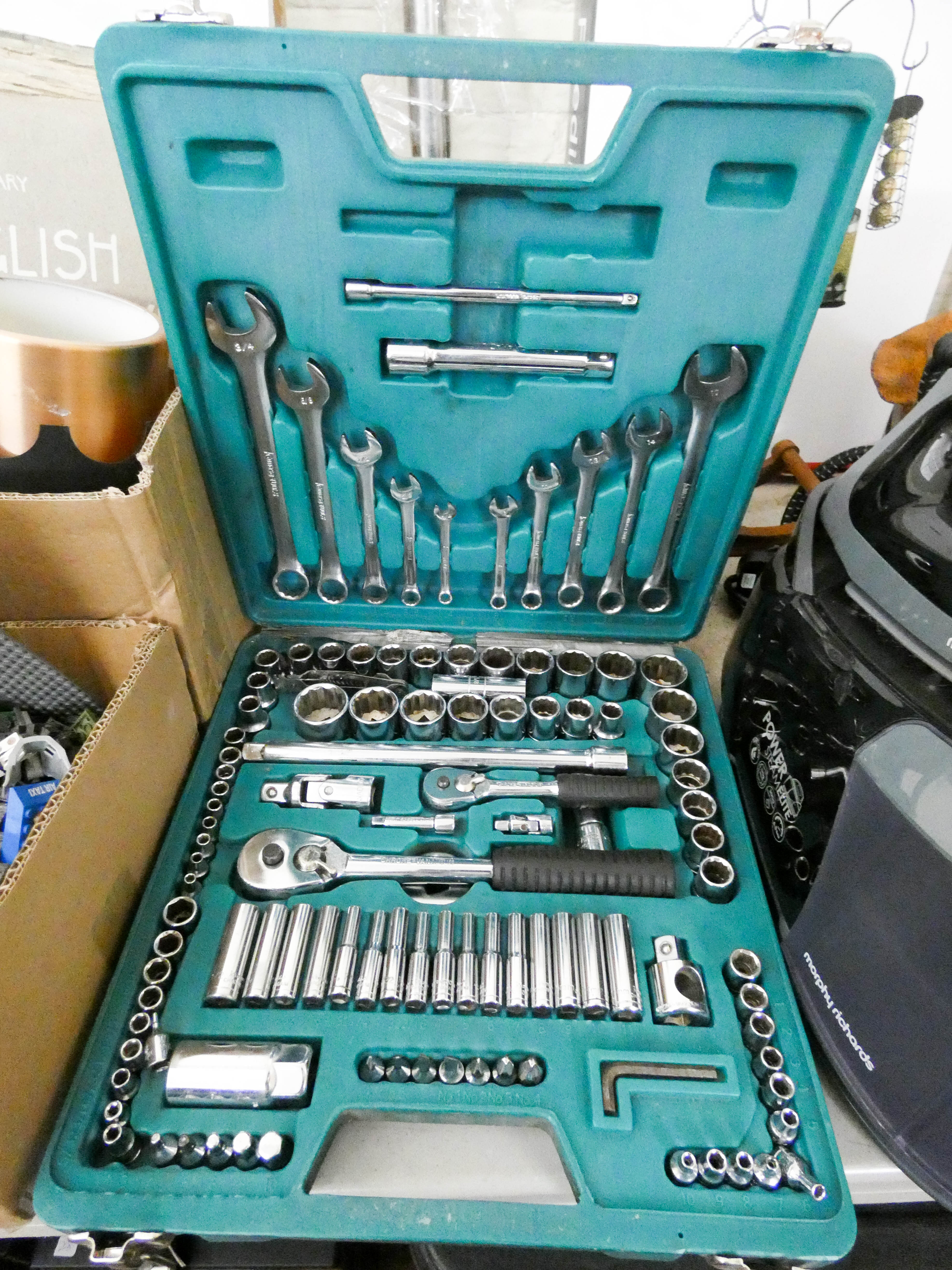 A multipurpose socket set