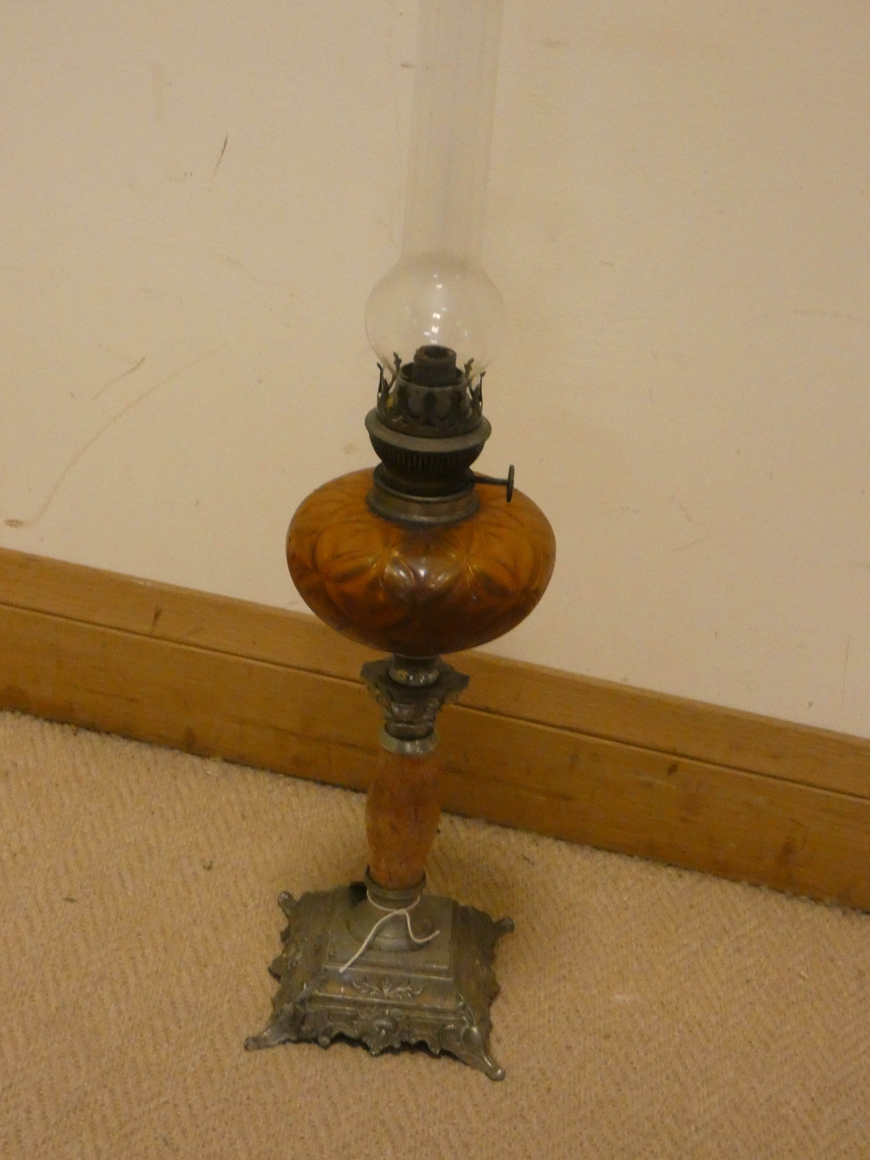 A late Victorian oil lamp with amber glass bowl on an onyx and metal base - Image 2 of 2