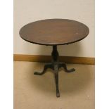 A circular Georgian mahogany occasional table 2'6 diameter