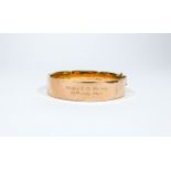 Ladies 9ct gold hinged bangle, 14.