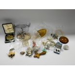 Various pieces of costume jewellery etc