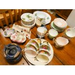 Assorted paragon and other floral tea ware,