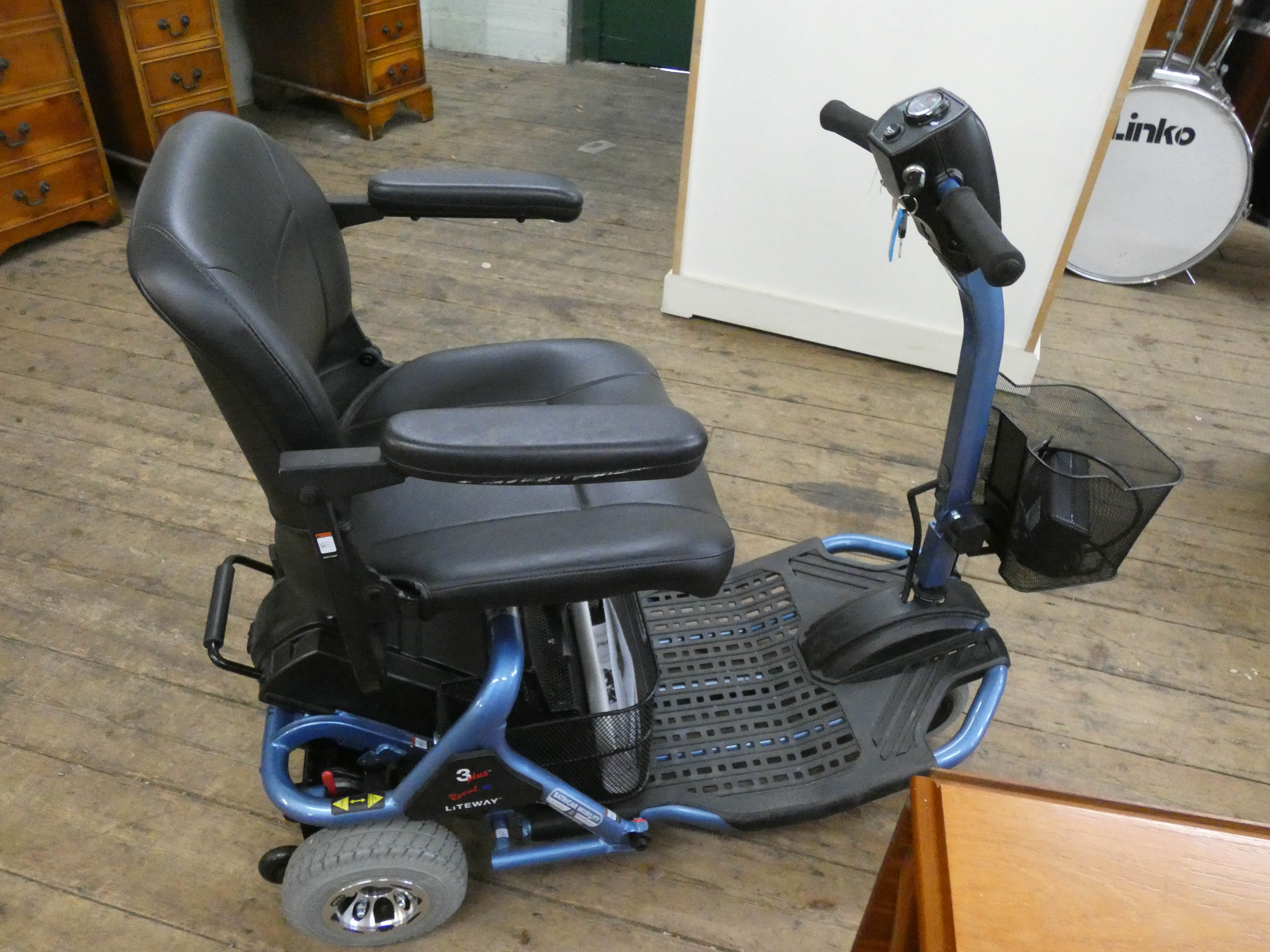 A Litewal 3 Mobility scooter in good clean condition - Image 2 of 4