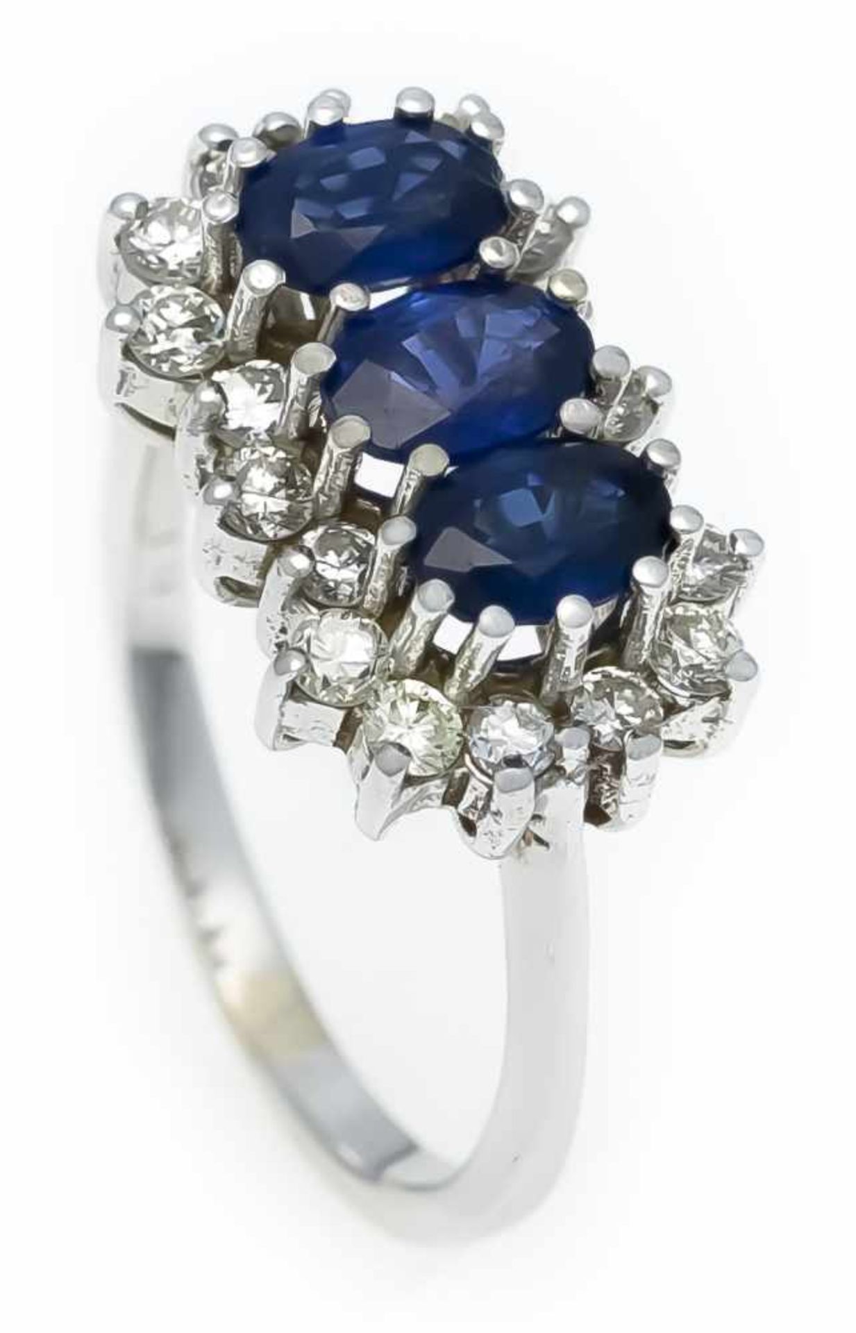 Saphir-Brillant-Ring WG 585/000 mit 3 oval fac. Saphiren 6 x 4 mm in guter Farbe und 18Brillanten,