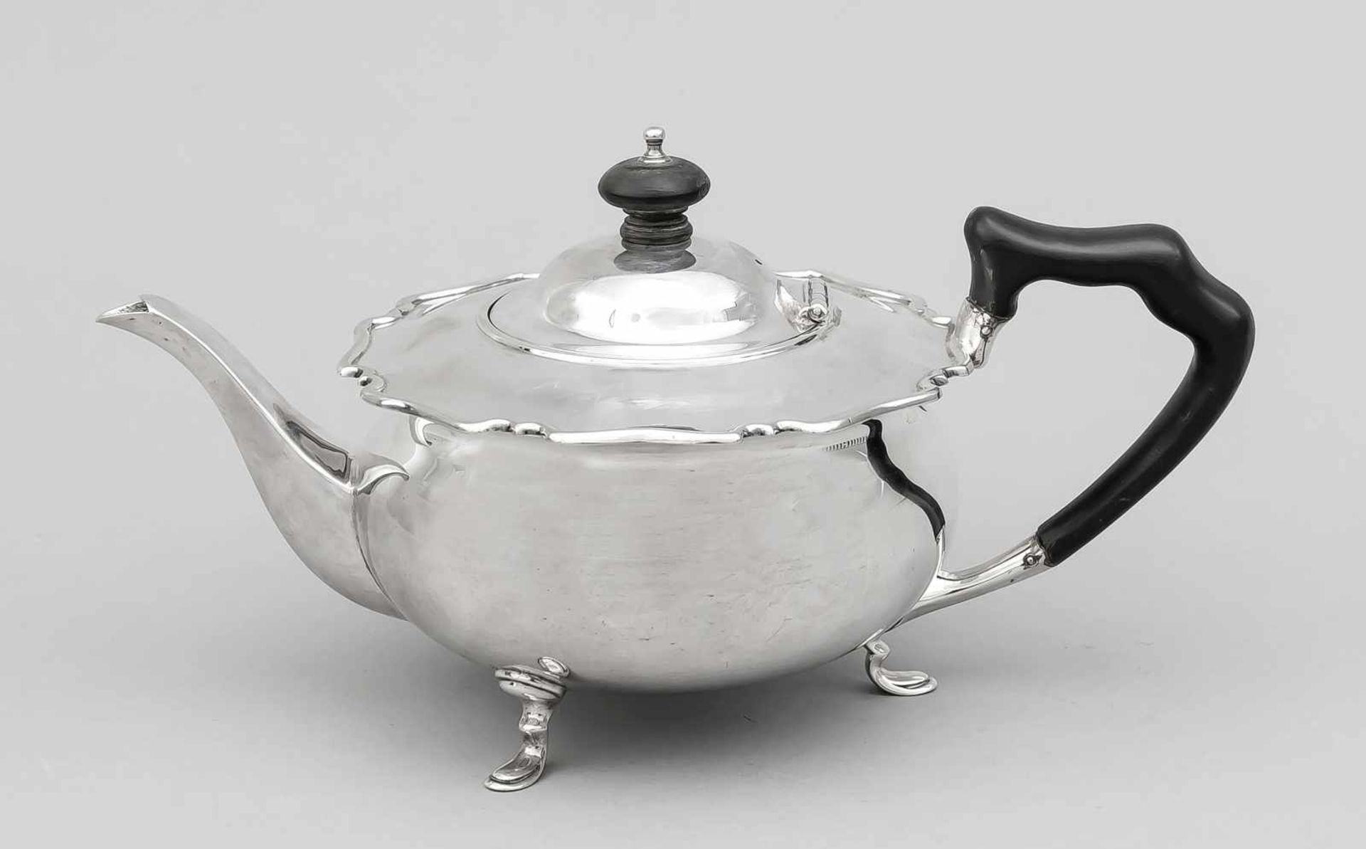 Teekanne. Sterling. London um 1900. Auf 3 Füßchen stehender flach gebauchter Korpus mitvorkragender,