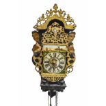 Friesische Meerweibchenuhr um 1800. Bemaltes Holzgehäuse mit gesägten Figuren, bemaltesZb. mit