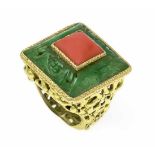 Jade-Korallen-Ring GG 750/000 mit einem geschnitzten Jade-Element 22 x 22 mm, sowie