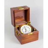 Marine-Chronometer. Russland, bez. Polet. 20. Jh. Doppelt klappbarer Holzkasten, seitl.Tragegriffe