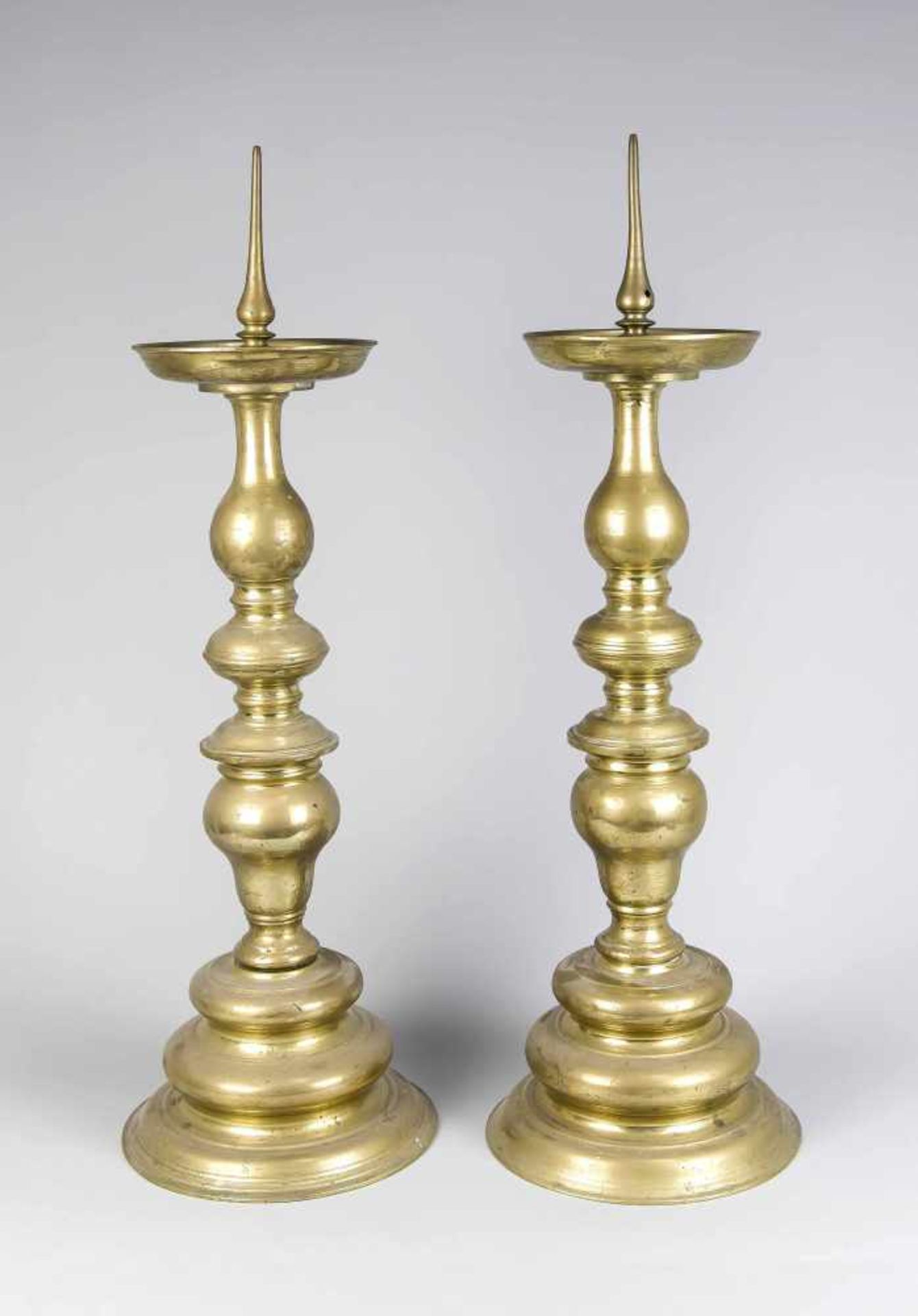 Paar große Barock-Leuchter. 18. Jh. Bronze. H. 56 cm (ohne Dorn), Ges.-H. 71 cm- - -22.69 % buyer'