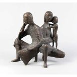 Conrad, Ulrich. *1930 Bacharach am Rhein, lebt in Worpswede. Junge Familie. 1974. Bronze,