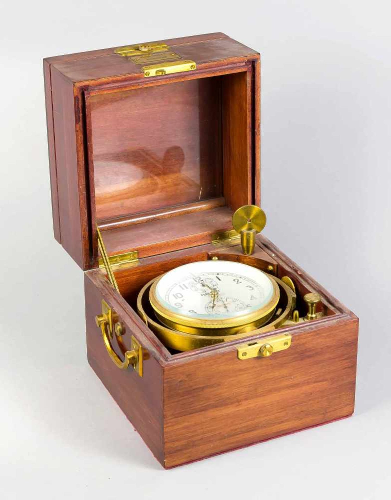 Marine-Chronometer. Russland, bez. Polet. 20. Jh. Doppelt klappbarer Holzkasten, seitl.Tragegriffe - Image 2 of 3