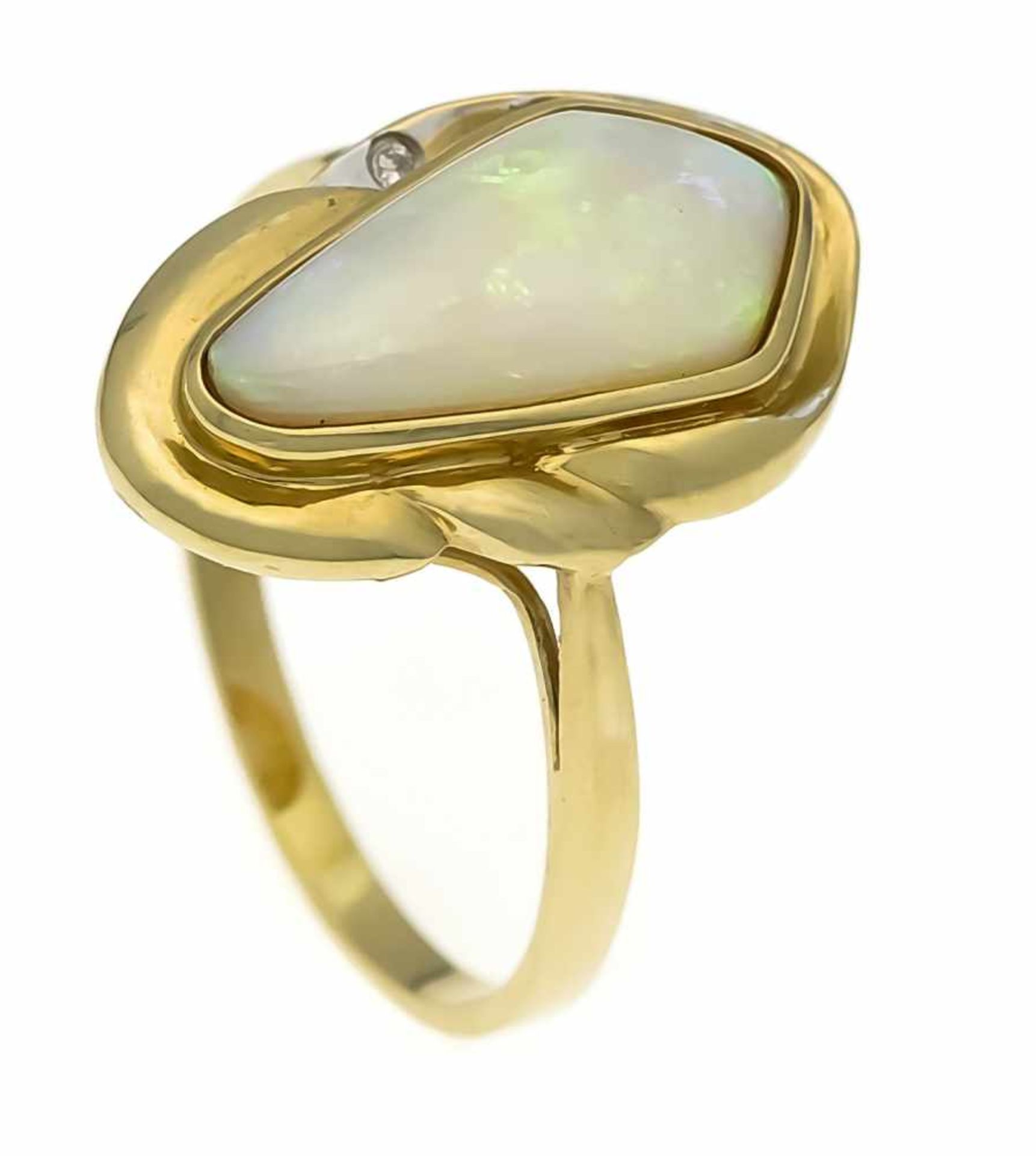 Opal-Brillant-Ring GG 585/000 mit einem Milchopalcabochon 16 x 8 mm und einem Brillanten0,01 ct W/