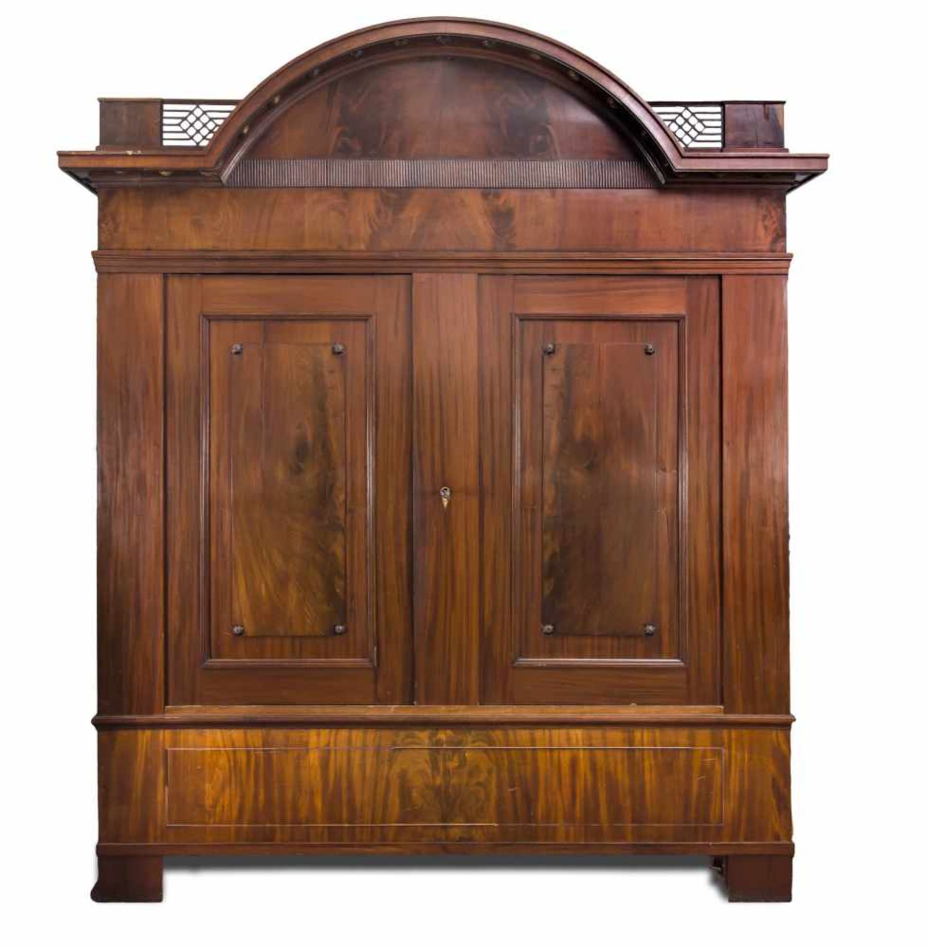 Großer Norddeutscher Biedermeier-Dielenschrank um 1820. Ausgesuchtes Mahagoni auf Eicheteilweise