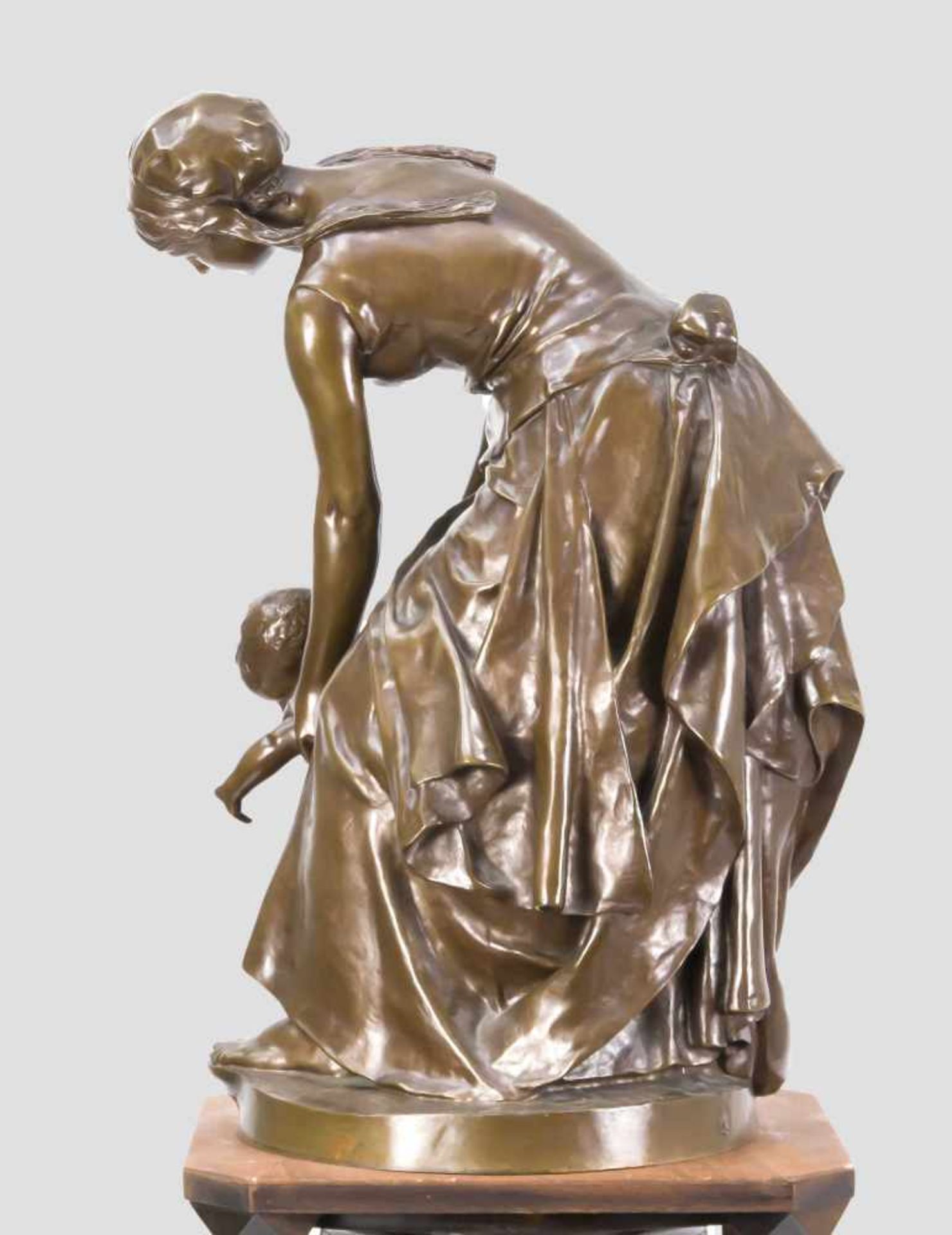 Plé, Henri Honoré. 1853 - Paris - 1922. "Les premiere Pas". Große Bronzeskulptur einer jungen Mutter - Bild 4 aus 4