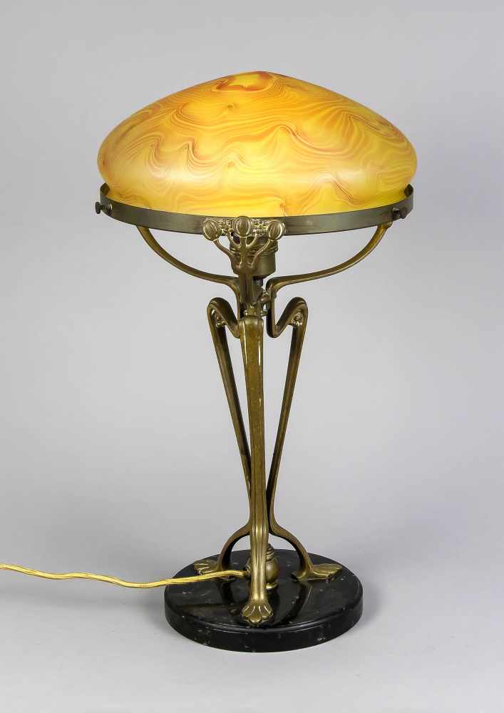 Jugendstil-Tischlampe. Wohl Loetz/Wien um 1900. Runde schwarze Marmorplinthe mit floralemSchaft